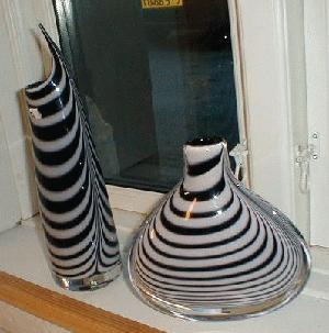 Vase /skål i sort/hvid Zebra. UNIKA Målerås Glasbruk